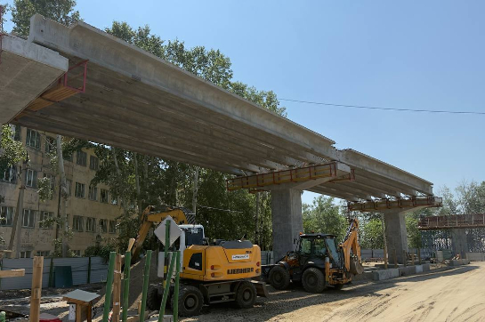 На строительстве нового путепровода через Транссиб в Белогорске завершается возведение опор