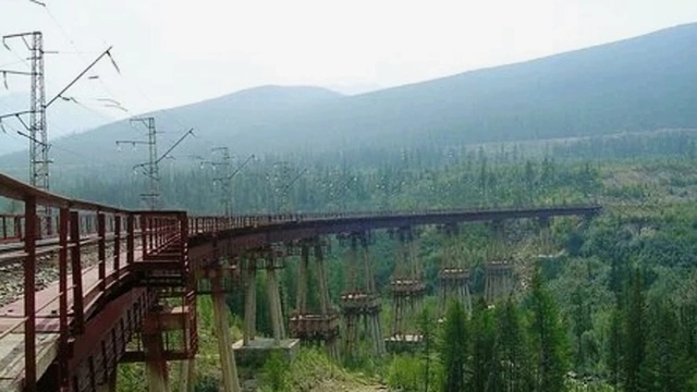 На Дальнем Востоке стоит остро проблема старых сооружений над железнодорожными путями